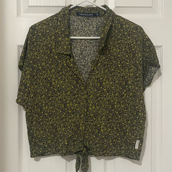 HP 5/17!! Calvin Klein Jeans Olive Leopard Print Tie Front Top - Picture 2 of 10